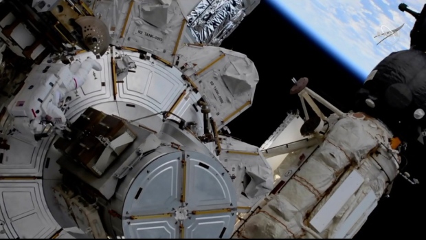 Gli astronauti finiscono di installare i pannelli solari per aumentare la capacità della stazione