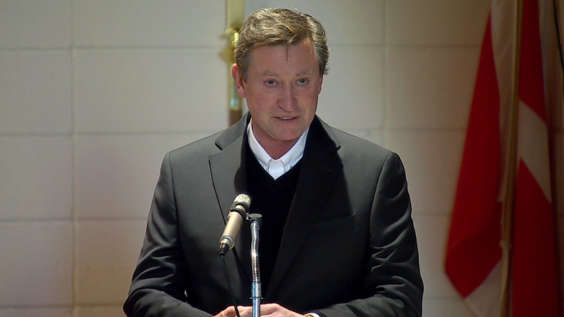 Wayne Gretzky speaks at his father's funeral 
