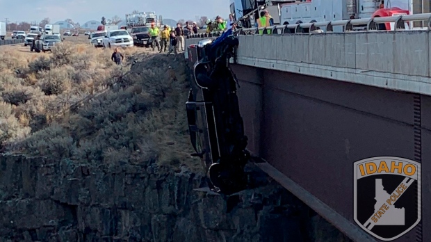 I soccorritori salvano 2 da un camioncino sospeso sopra il profondo stretto dell’Idaho
