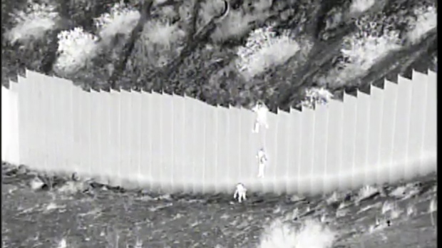 Autorità: i trafficanti lasciano due bambini dal muro di confine degli Stati Uniti