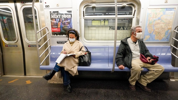 La polizia ha detto che un uomo in una metropolitana di New York ha sputato su una donna, gridando con parole anti-asiatiche