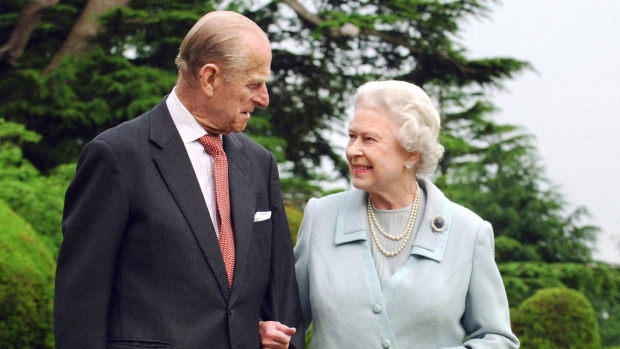 Ratu menandai ulang tahun pernikahan pertama tanpa Pangeran Philip