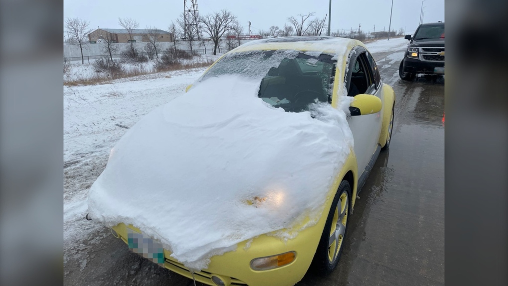 Auto komplett in Schnee bedeckt, Winnipeg, Manitoba