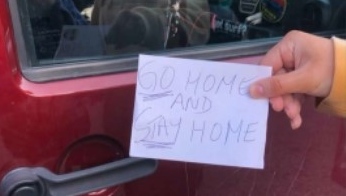 Coche de un estudiante de la UPC destrozado con placas de Ontario, nota ‘Vete a casa’