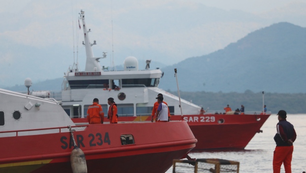 La armada de Indonesia informa la pérdida de un submarino, matando a 53 personas