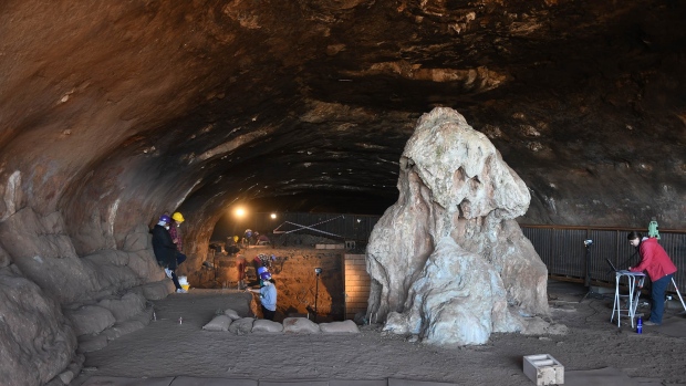 I ricercatori canadesi aiutano a scoprire le più antiche prove dell’attività umana nella grotta africana