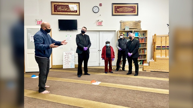 La comunità cattolica di Calgary dona cibo per il Ramadan