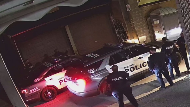 Ha aparecido un video que muestra a la policía llegando a Toronto para disolver un grupo de 150 personas.
