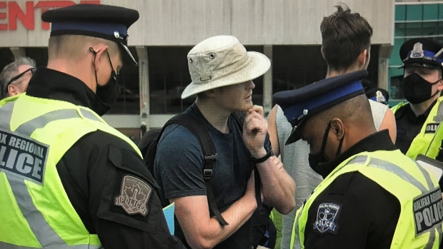 El sábado en dos “reuniones ilegales” separadas, la policía de Halifax arrestó a 21 personas