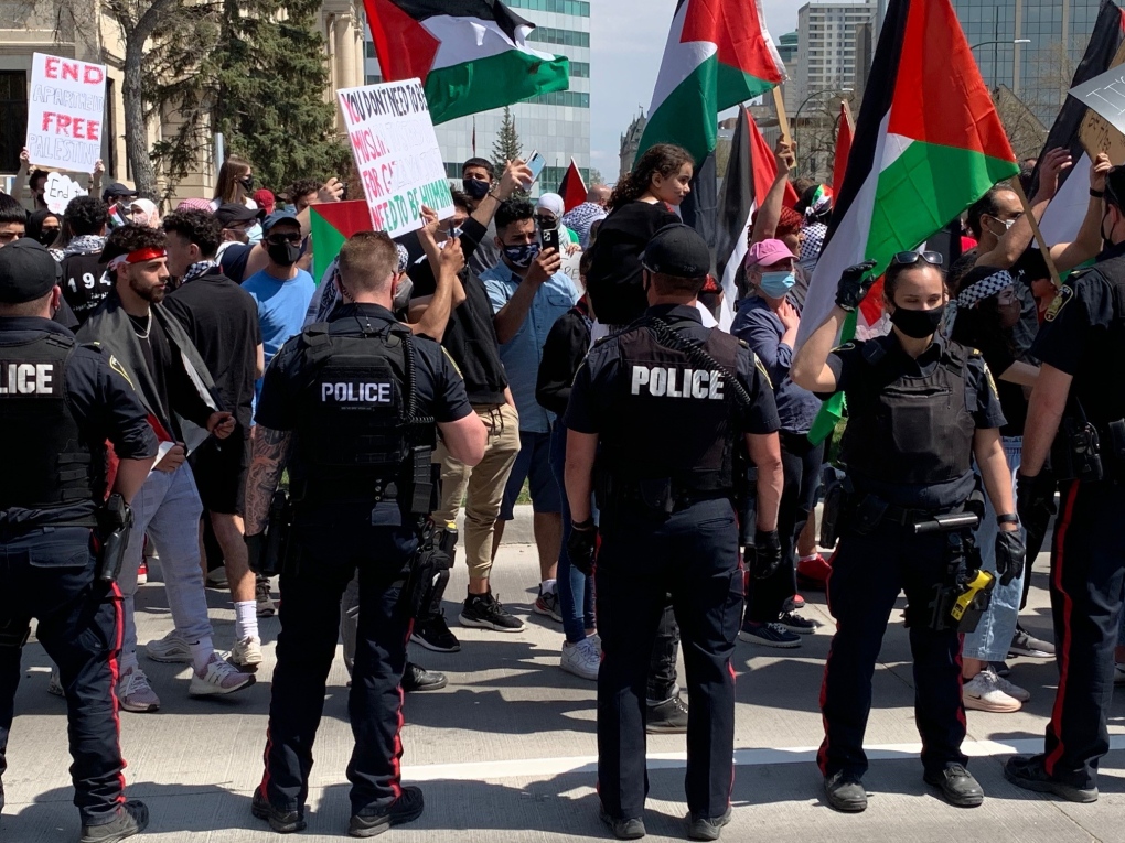 매니토바 주의회 앞에서 팔레스타인 시위대와 친 이스라엘 시위대가 충돌해