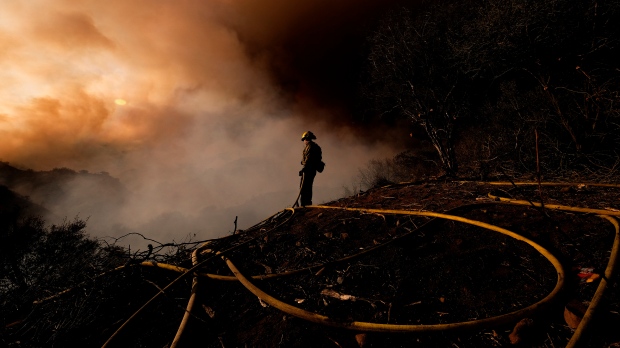 Policía: 2 sospechosos arrestados en un incendio forestal en Los Ángeles