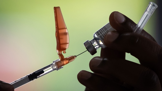Pembuat vaksin coronavirus berlomba untuk memperbarui bidikan, untuk berjaga-jaga