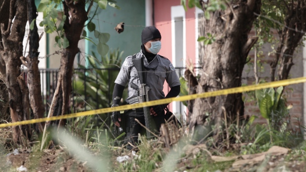 14 corpi trovati nella casa di un ex poliziotto in un caso di omicidio in El Salvador