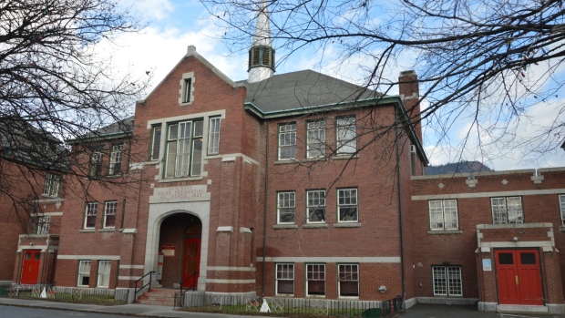 Los restos de 215 niños fueron encontrados en una antigua escuela residencial en Columbia Británica.