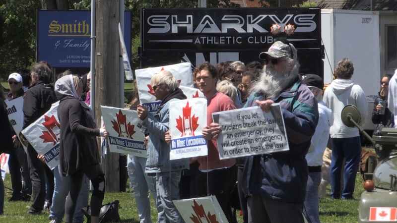 Anti-lockdown protest draws supporters to controversial Sarnia health club on Saturday, May 29, 2021 (Bryan Bicknell / CTV News)