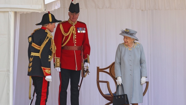 Después de las hermosas líderes del G7, la reina Isabel se sienta para el desfile de cumpleaños
