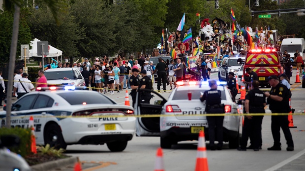 Conductor choca contra la multitud en Pride Parade en Florida;  1 muerto