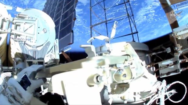 Take 2: gli astronauti che fanno passeggiate spaziali gestiscono il lavoro dei pannelli solari ال