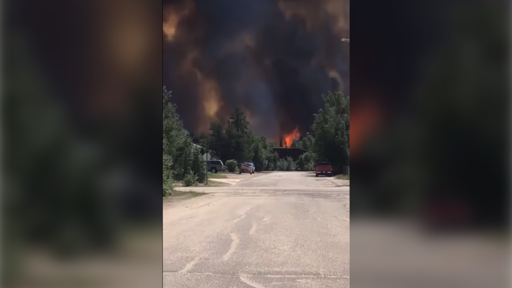 소방관들이 린 레이크 산불(Lynn Lake wildfire)이 마을에 접근하지 못하게 할 때 건물들이 피해를 입어
