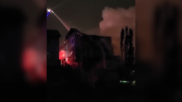 3 casas en la comunidad noroccidental de Sherwood están en llamas