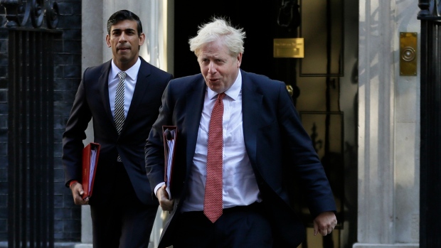 El primer ministro británico Johnson da marcha atrás en su plan para saltarse la cuarentena después de la exposición al COVID-19