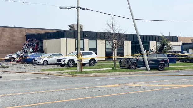 Dos personas murieron cuando varios vehículos chocaron cerca del aeropuerto de Toronto