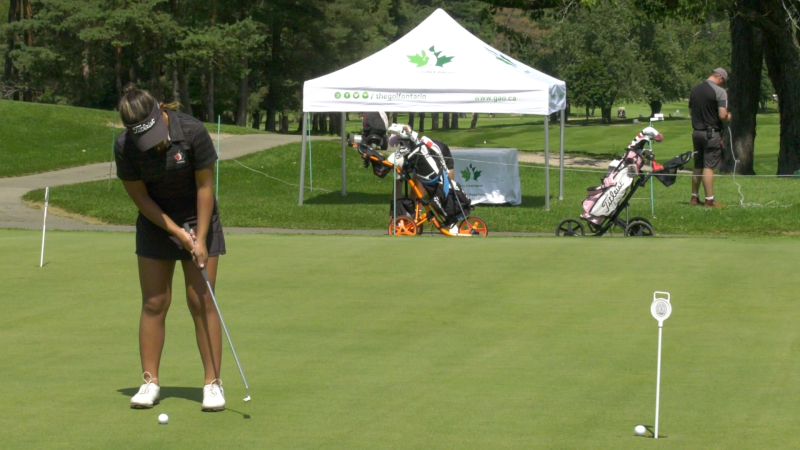 Sonya Weerasinghe from Richmond Hill drains a put on the practice green ahead of Monday's tournament at the Brockville Country Club. (Nate Vandermeer/CTV News Ottawa)