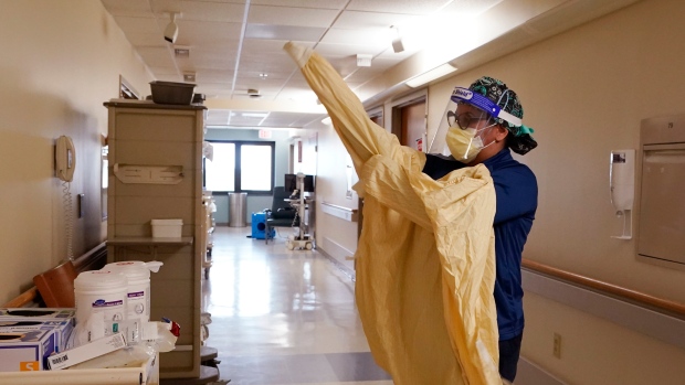 Los hospitales estadounidenses están abrumados con COVID-19 porque hay menos enfermeras