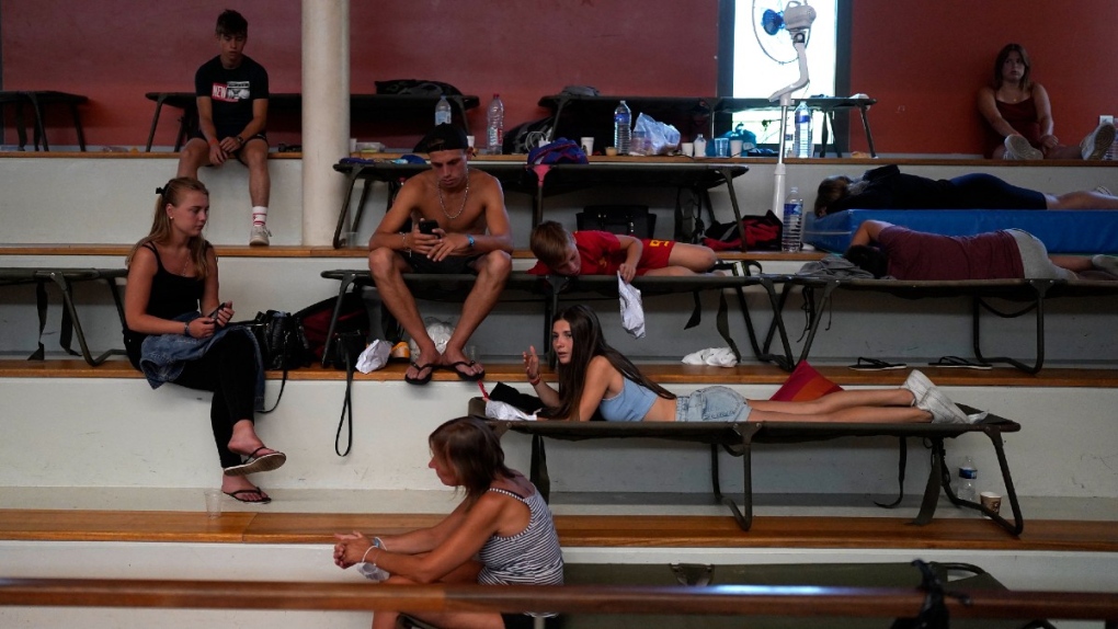 Evacuees in a Bormes-les-Mimosas gym