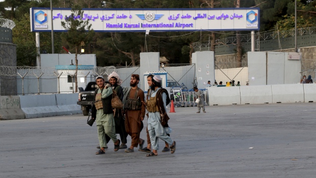 I talebani hanno spesso chiuso l’aeroporto di Kabul mentre i ponti aerei stranieri diminuivano
