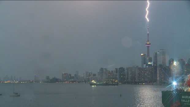 Se han informado daños en Etobicoke a medida que fuertes tormentas eléctricas se mueven a través de Toronto