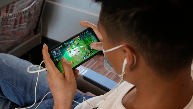 Parents in China laud rule limiting video game time for kids