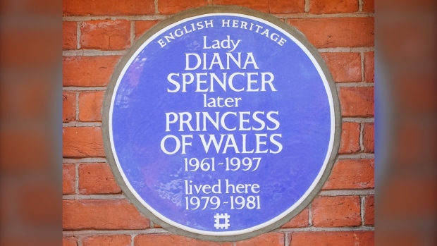 London honours Princess Diana with blue plaque at former home