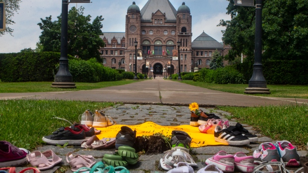 Korban selamat, para pemimpin mengkritik peluncuran dana pencarian pemakaman sekolah perumahan Ontario