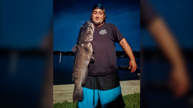 Fisher perde il record dopo aver mangiato un enorme pesce gatto