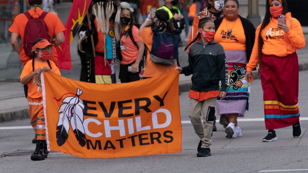 Negosiasi untuk melanjutkan dengan FBI tentang kesejahteraan anak First Nations