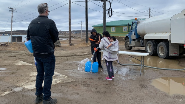 Warga Iqaluit bisa minum air kota lagi