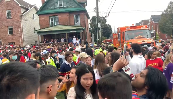 Kingston police estimate 8,000 packed Aberdeen Street and William Street during homecoming weekend. (Kimberley Johnson/CTV News Ottawa)