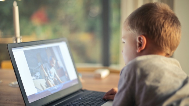 Tempo sullo schermo per i bambini: uno studio in Ontario ha scoperto che il tempo sullo schermo è triplicato in caso di pandemia