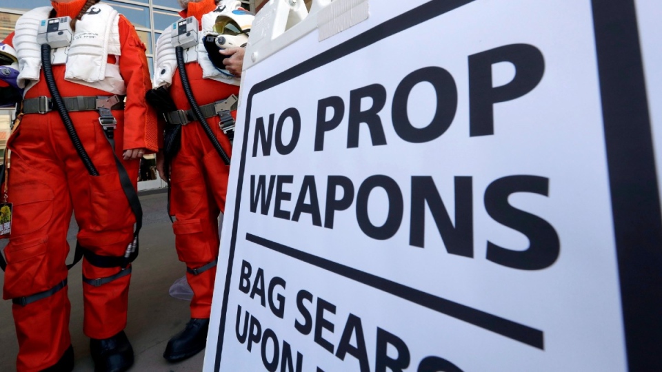 A sign forbidding prop guns at Comicon