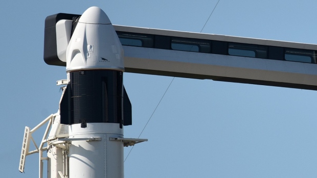 SpaceX sta riparando il bagno della capsula Crew Dragon prima del lancio questo fine settimana