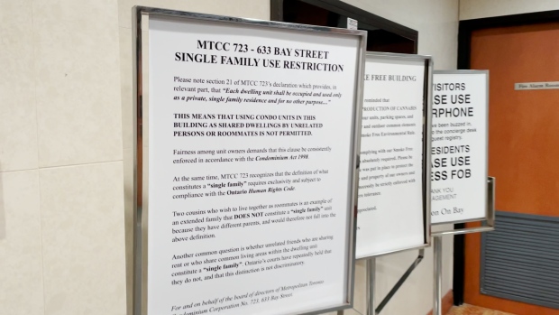 Condominio Toronto, coloca un tablero que ninguno de los familiares puede vivir juntos