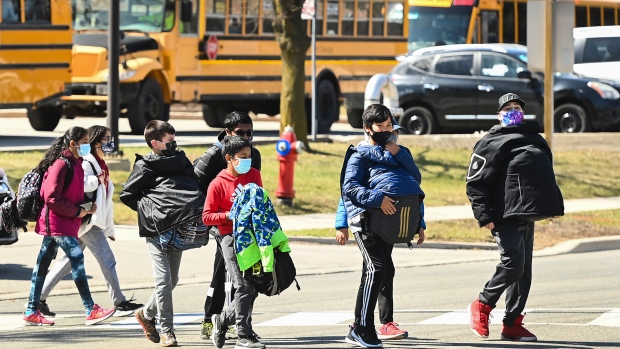0 juta dipotong untuk pendanaan dasar sekolah;  Menteri pendidikan Ontario mengatakan pengeluaran lain menggantikannya