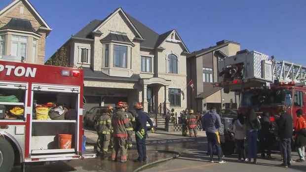 Enam orang dibawa ke rumah sakit setelah kebakaran rumah di Brampton, Ontario.