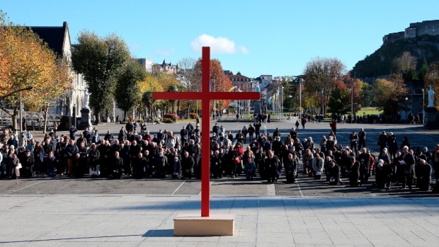 Para uskup Prancis setuju untuk memberikan kompensasi kepada korban pelecehan seksual