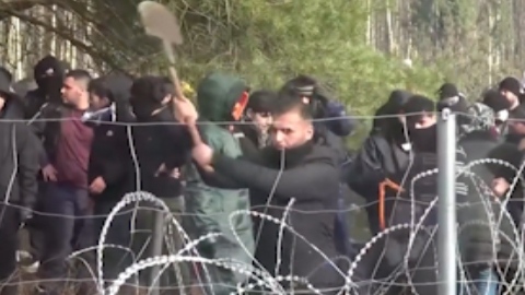 Migran yang dibantu oleh Belarus mencoba menyerbu melintasi perbatasan Polandia