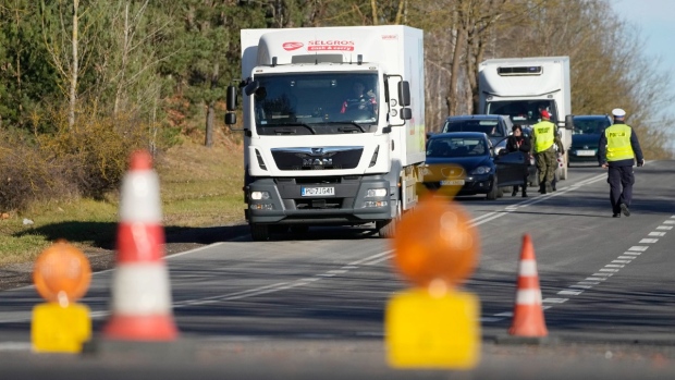 Migrants aided by Belarus try to storm border into Poland