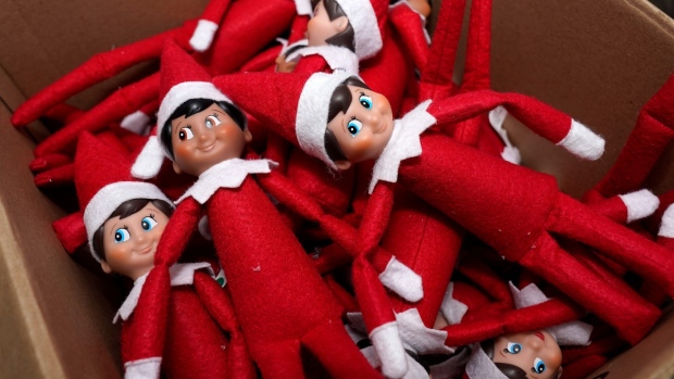 With a wink, judge fights 'tyranny' of Elf on the Shelf