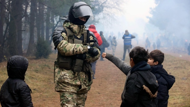 UE menuduh Belarusia ‘memperdagangkan’ migran menuju perbatasan