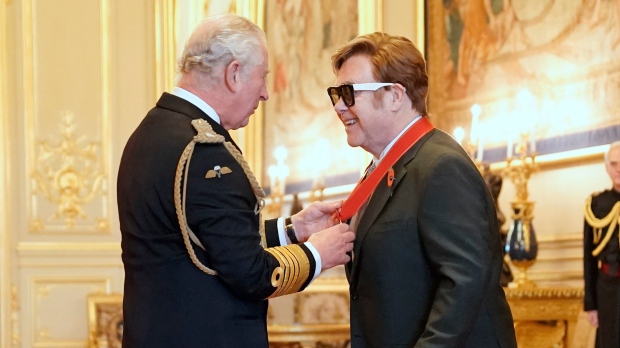 ‘Saya sangat beruntung’: Elton John menerima penghargaan bergengsi Inggris